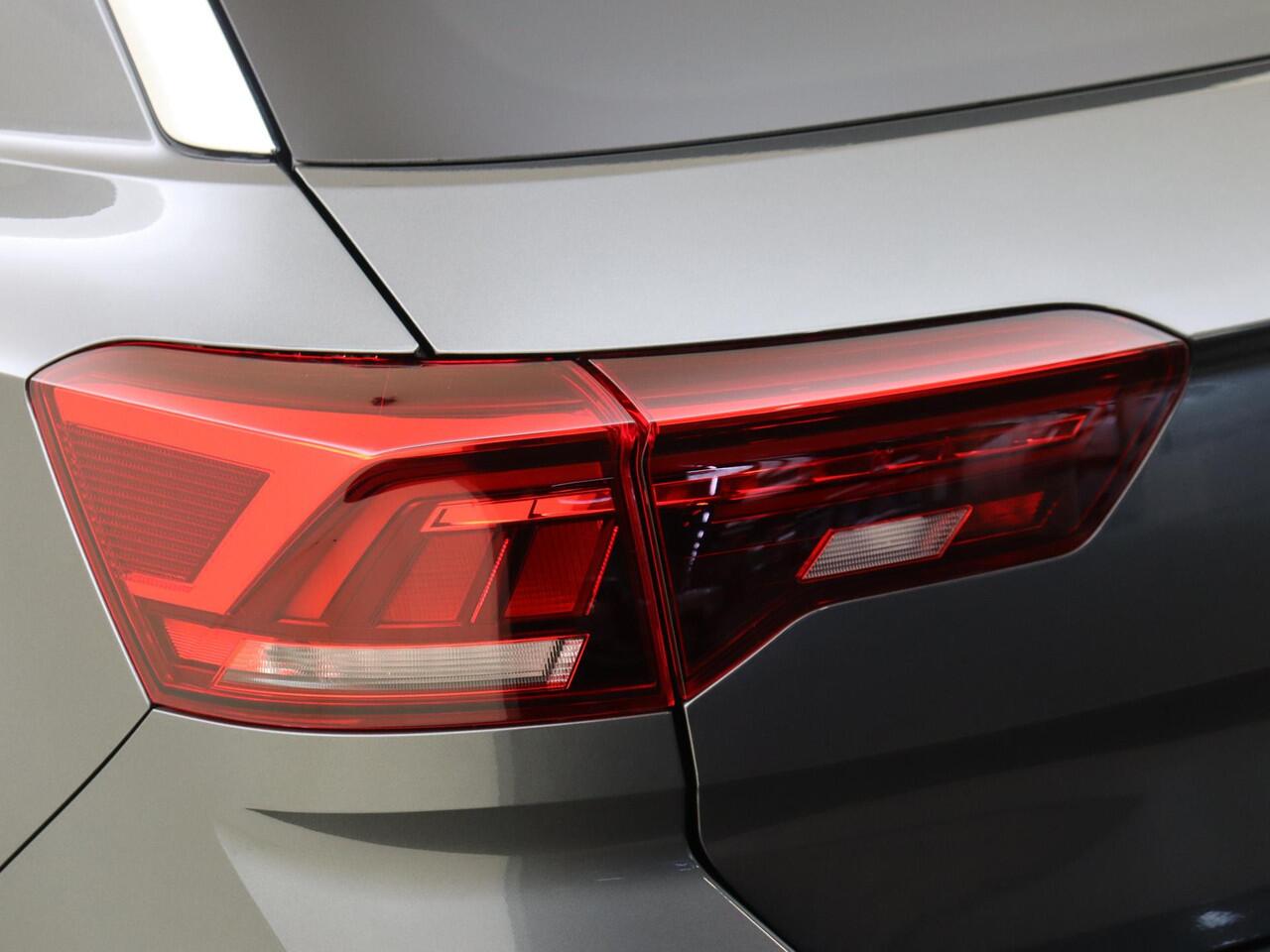 Volkswagen T-Roc 1.5 TSI R-Line | Trekhaak | Achteruitrijcamera | Parkeerassistent | Adaptieve cruise control | CarPlay | Stoelverwarming | Navigatie |