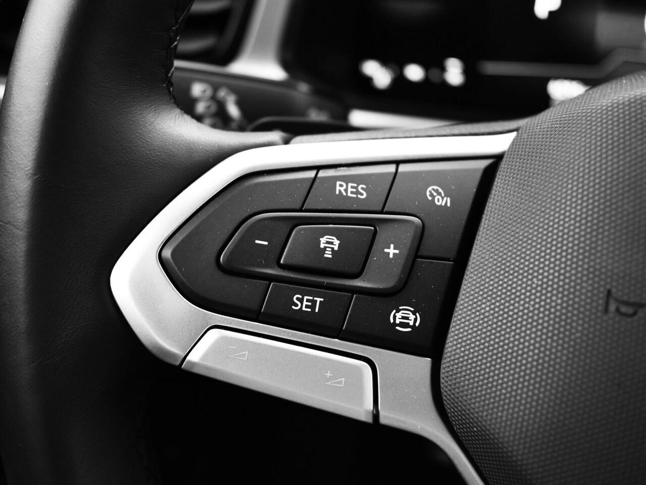 Volkswagen T-Roc 1.5 TSI 150pk DSG Life Edition · Apple/Android Car Play · Camera · Keyless · Navigatie · P-Sensoren · Park Assist · 17'' Inch · Garantie t/m Februari 2027