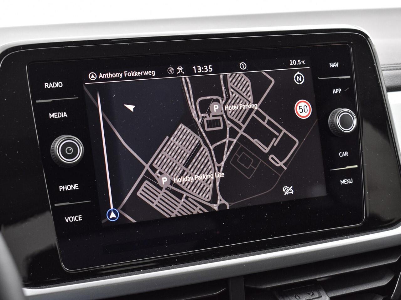 Volkswagen T-Roc 1.5 TSI 150pk DSG Life Edition · Apple/Android Car Play · Camera · Keyless · Navigatie · P-Sensoren · Park Assist · 17'' Inch · Garantie t/m Februari 2027