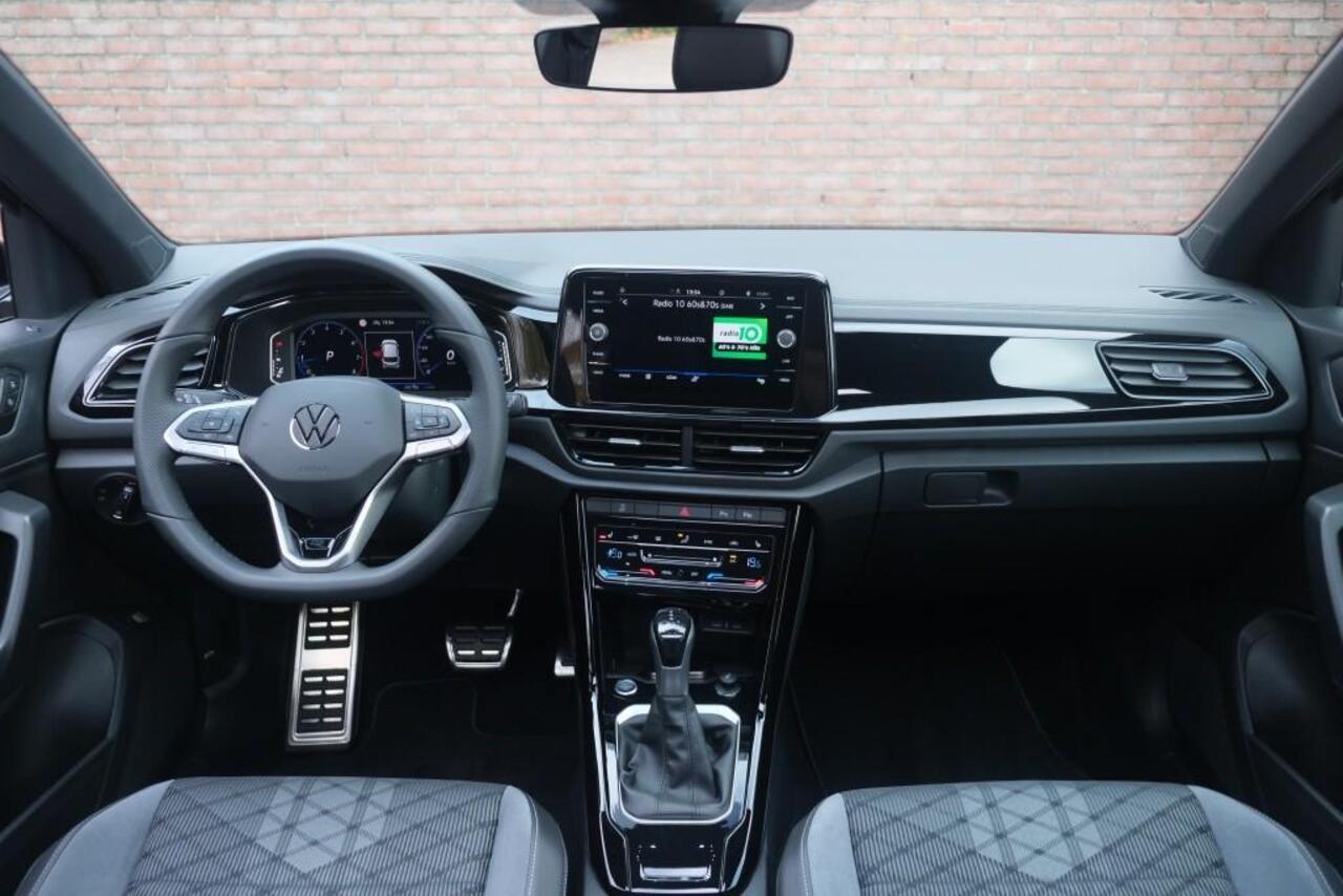 Volkswagen T-Roc 1.5 TSi 150pk DSG R-Line Black Edition | Black Style | App Connect | Panoramadak | Camera | Keyless | Elektrische Achterklep | Matrix LED | Winter Pakket
