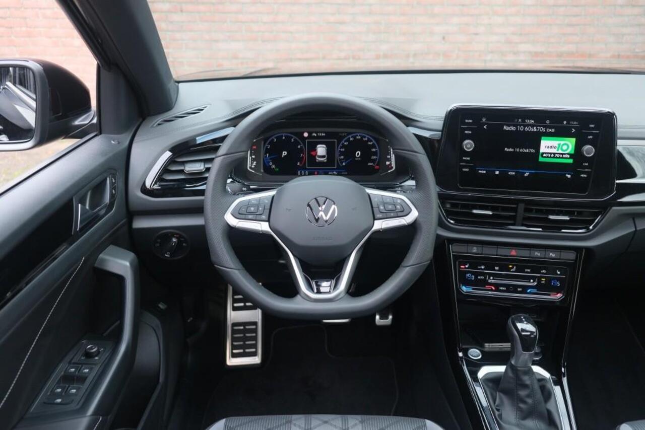 Volkswagen T-Roc 1.5 TSi 150pk DSG R-Line Black Edition | Black Style | App Connect | Panoramadak | Camera | Keyless | Elektrische Achterklep | Matrix LED | Winter Pakket