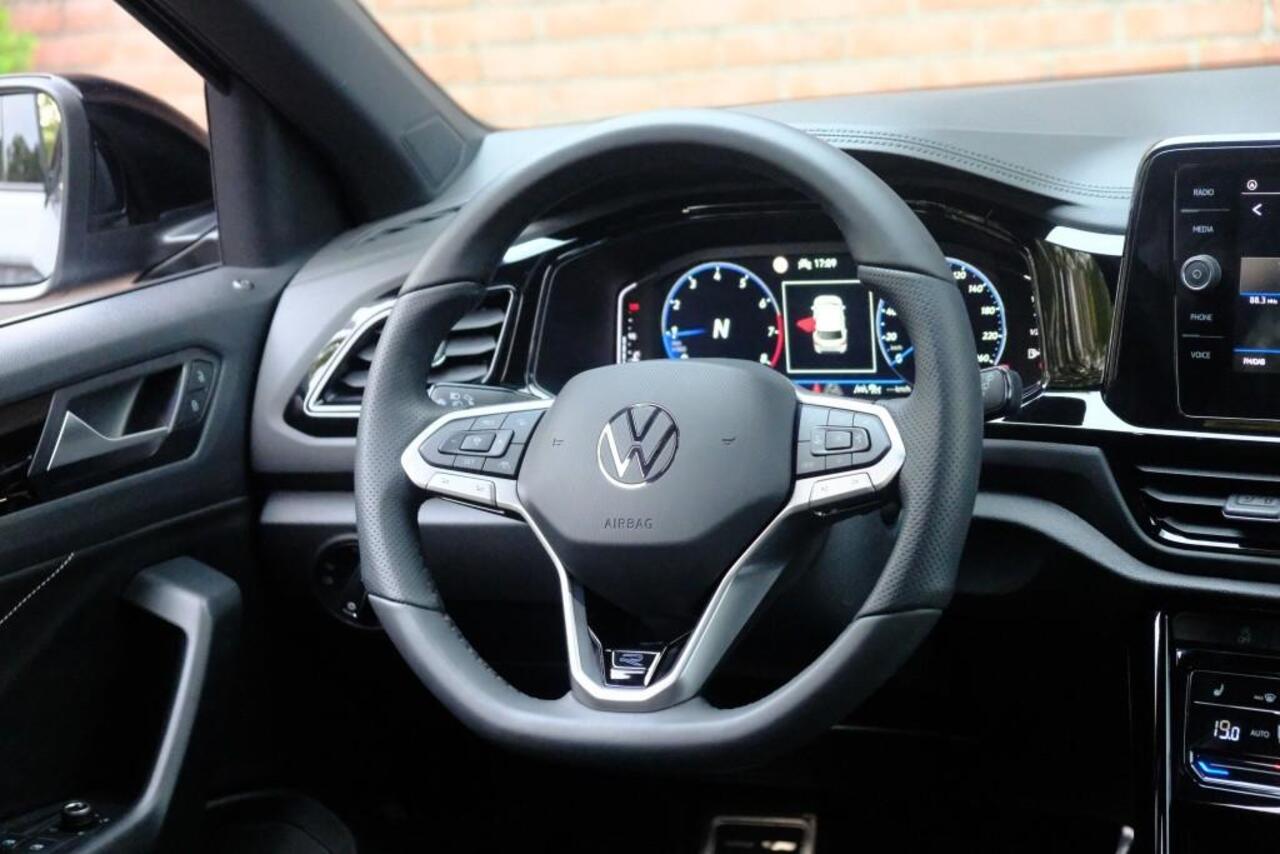 Volkswagen T-Roc 1.5 TSI 150pk DSG R-Line Edition Black Edition | Black Style | App Connect | Panoramadak | Camera | Keyless | Elektrische Achterklep | Matrix LED | Winter Pakket