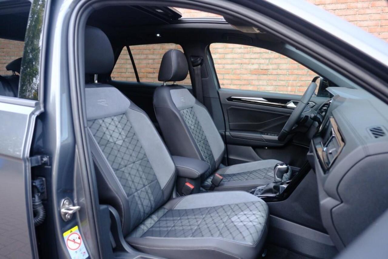 Volkswagen T-Roc 1.5 TSI 150pk DSG R-Line Edition Black Edition | Black Style | App Connect | Panoramadak | Camera | Keyless | Elektrische Achterklep | Matrix LED | Winter Pakket