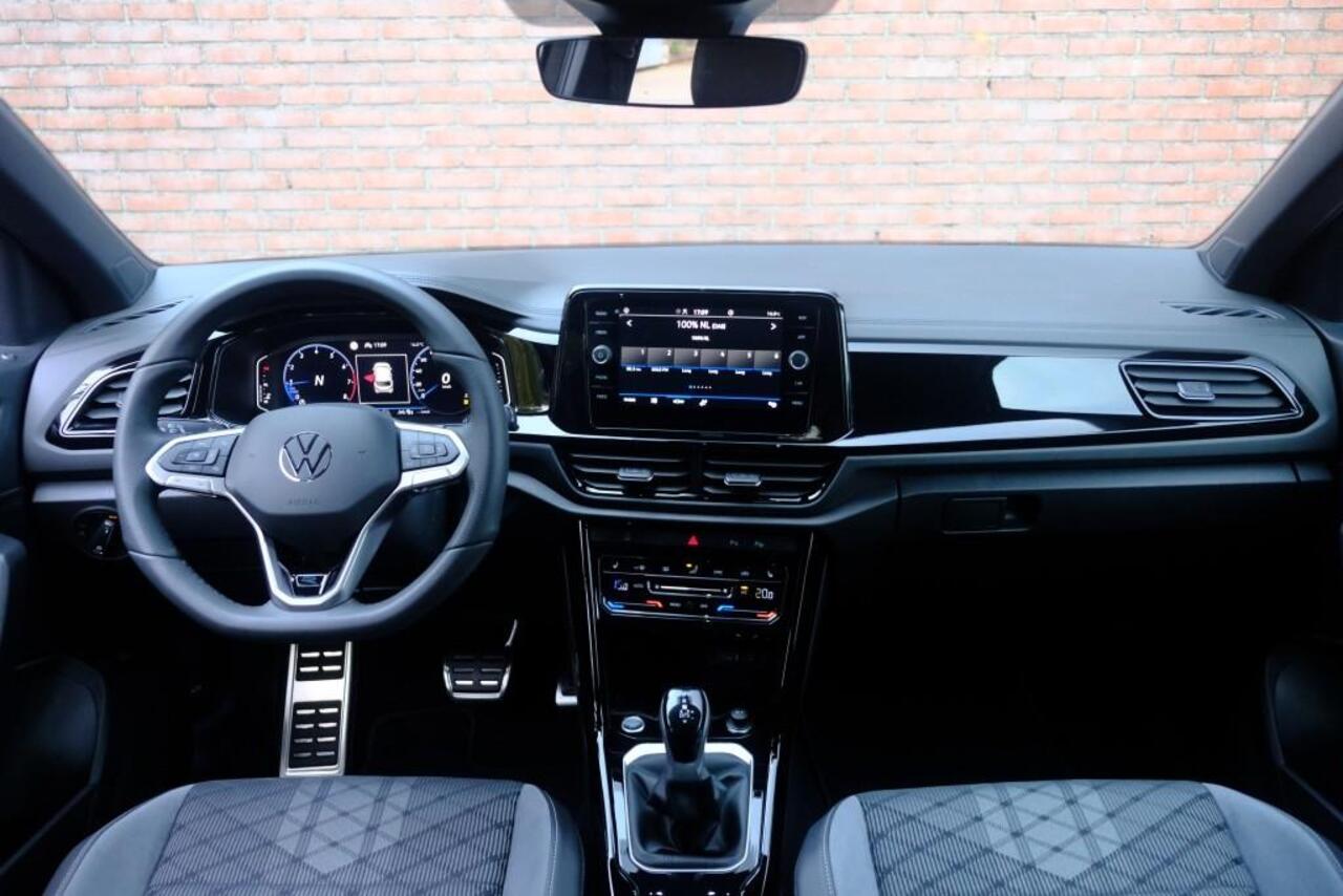 Volkswagen T-Roc 1.5 TSI 150pk DSG R-Line Edition Black Edition | Black Style | App Connect | Panoramadak | Camera | Keyless | Elektrische Achterklep | Matrix LED | Winter Pakket