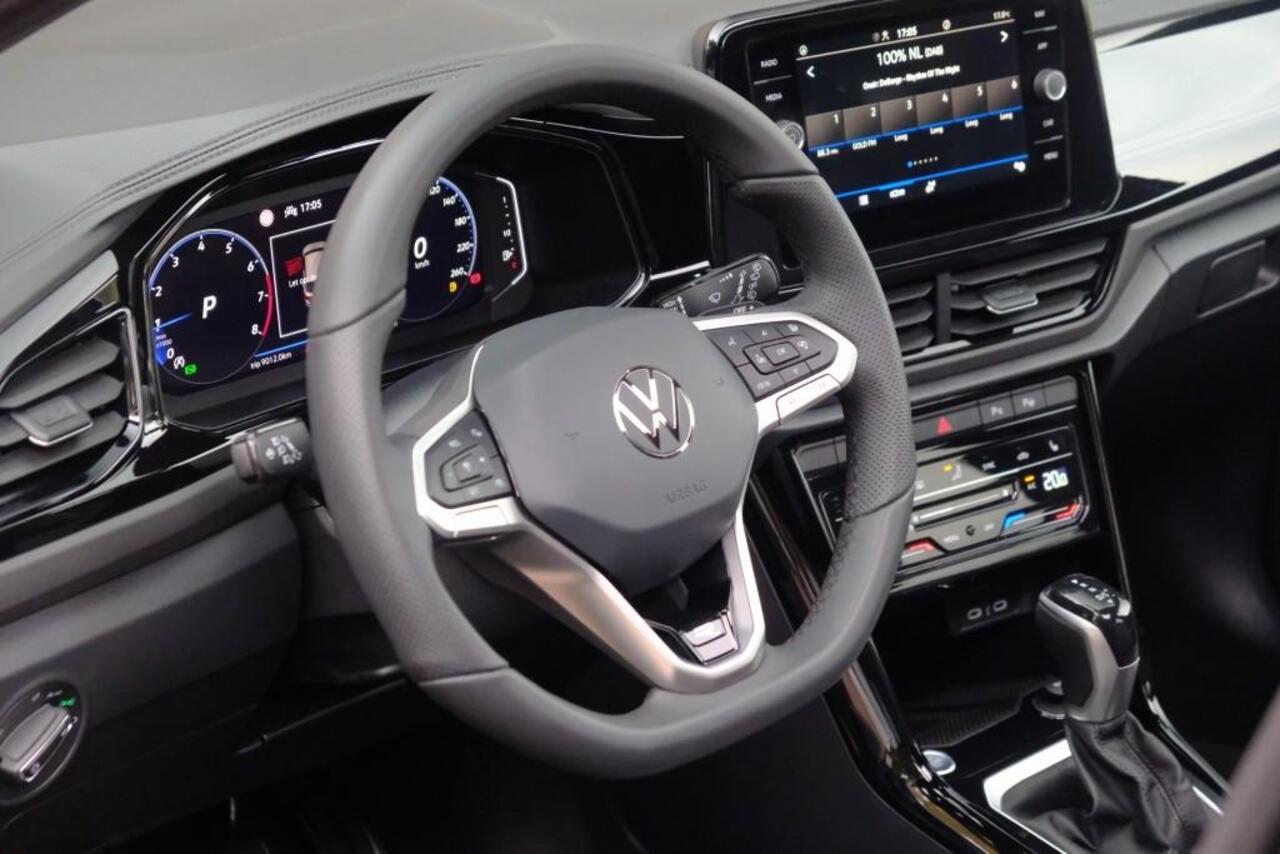 Volkswagen T-Roc 1.5 TSI 150pk DSG R-Line Edition Black Edition | Black Style | App Connect | Panoramadak | Camera | Keyless | Elektrische Achterklep | Matrix LED | Winter Pakket