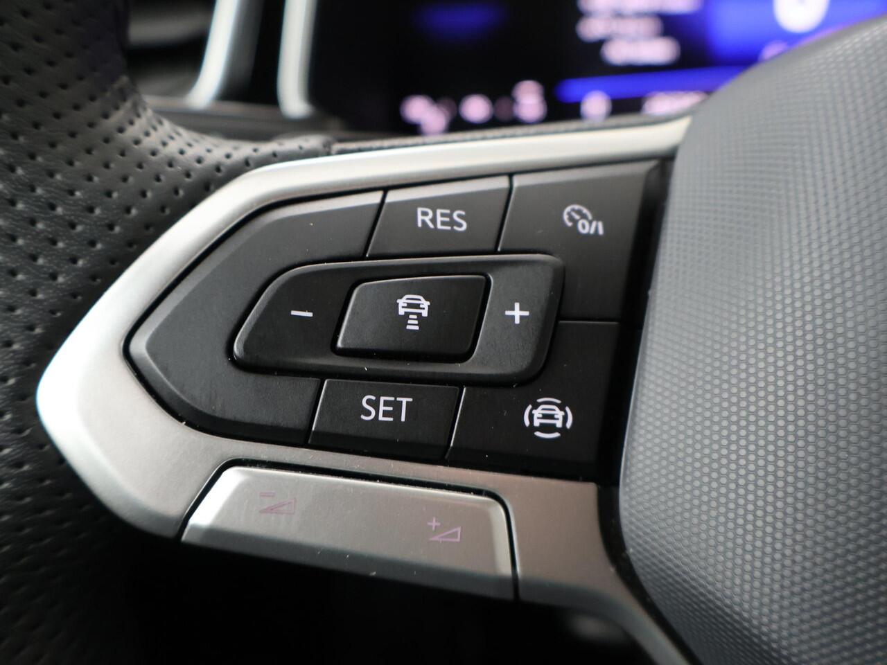 Volkswagen T-Roc 1.5 TSI R-Line | 150 PK | Stoelverwarming| Trekhaak afneembaar | achteruitrijcamera| R-Line | Stoelverwarming |