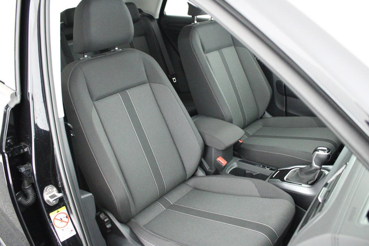 Volkswagen T-Roc 1.5 TSI 150pk DSG Life Edition Trekhaak Stoelverwarming Camera Keyless Led Navigatie