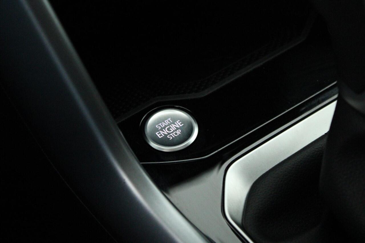 Volkswagen T-Roc 1.5 TSI 150pk DSG Life Edition Trekhaak Stoelverwarming Camera Keyless Led Navigatie