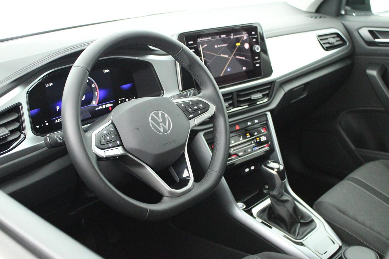 Volkswagen T-Roc 1.5 TSI 150pk DSG Life Edition Trekhaak Stoelverwarming Camera Keyless Led Navigatie
