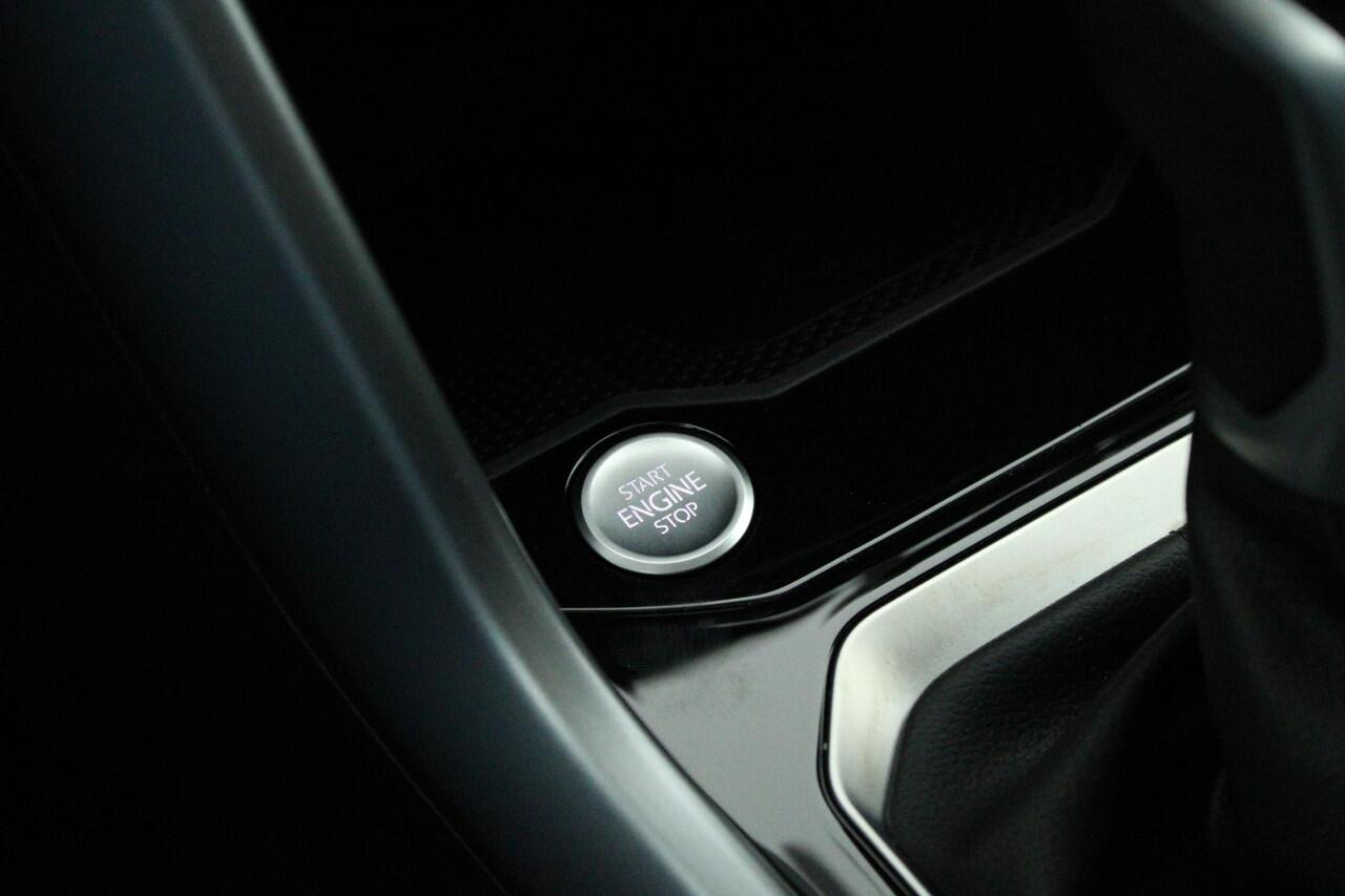 Volkswagen T-Roc 1.5 TSI 150pk DSG Life Edition Trekhaak Stoelverwarming Camera Keyless Led Navigatie