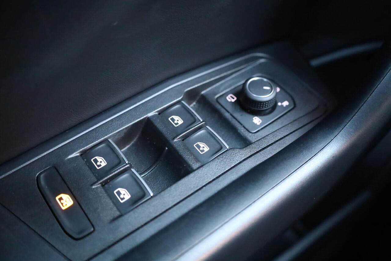 Volkswagen T-Roc 1.5 TSI R-Line ergo stoel achteruitrijcamera privacy glas trekhaak stoelverwarming two tone zwart dak r line in en exterieur navigatie geactiveerd pdc voor en achter led plus draadloos carplay climatronic spraakbediening