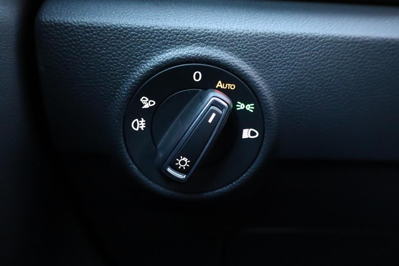 Volkswagen T-Roc 1.5 TSI R-Line ergo stoel achteruitrijcamera privacy glas trekhaak stoelverwarming two tone zwart dak r line in en exterieur navigatie geactiveerd pdc voor en achter led plus draadloos carplay climatronic spraakbediening