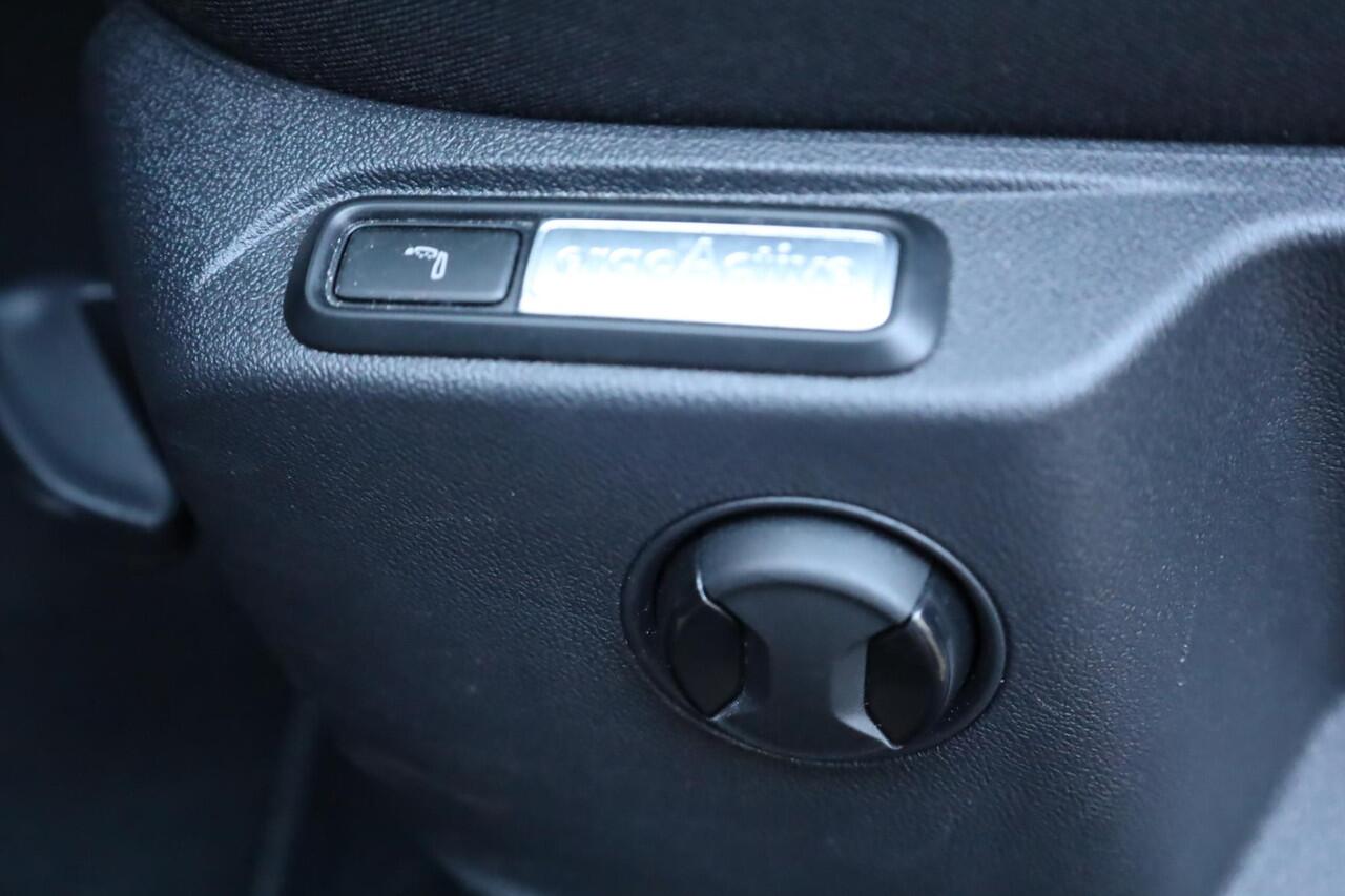 Volkswagen T-Roc 1.5 TSI R-Line ergo stoel achteruitrijcamera privacy glas trekhaak stoelverwarming two tone zwart dak r line in en exterieur navigatie geactiveerd pdc voor en achter led plus draadloos carplay climatronic spraakbediening