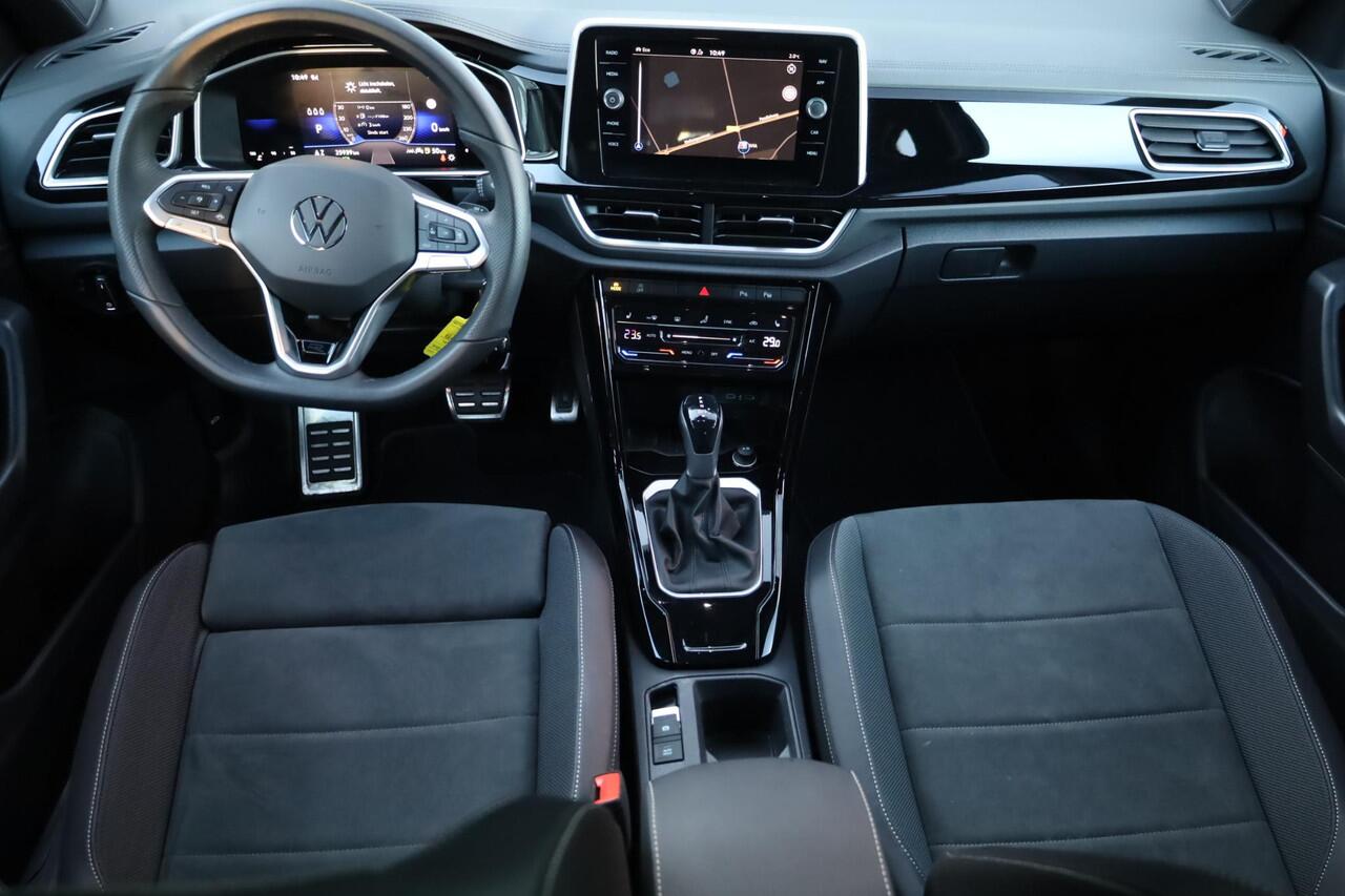 Volkswagen T-Roc 1.5 TSI R-Line ergo stoel achteruitrijcamera privacy glas trekhaak stoelverwarming two tone zwart dak r line in en exterieur navigatie geactiveerd pdc voor en achter led plus draadloos carplay climatronic spraakbediening