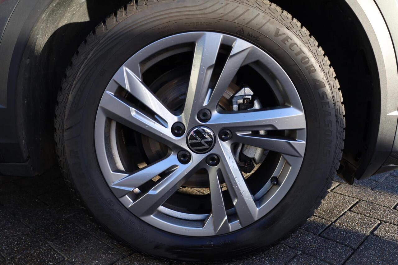 Volkswagen T-Roc 1.5 TSI R-Line ergo stoel achteruitrijcamera privacy glas trekhaak stoelverwarming two tone zwart dak r line in en exterieur navigatie geactiveerd pdc voor en achter led plus draadloos carplay climatronic spraakbediening