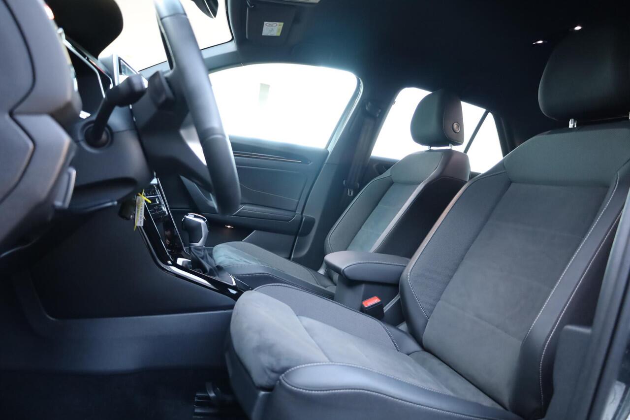 Volkswagen T-Roc 1.5 TSI R-Line ergo stoel achteruitrijcamera privacy glas trekhaak stoelverwarming two tone zwart dak r line in en exterieur navigatie geactiveerd pdc voor en achter led plus draadloos carplay climatronic spraakbediening