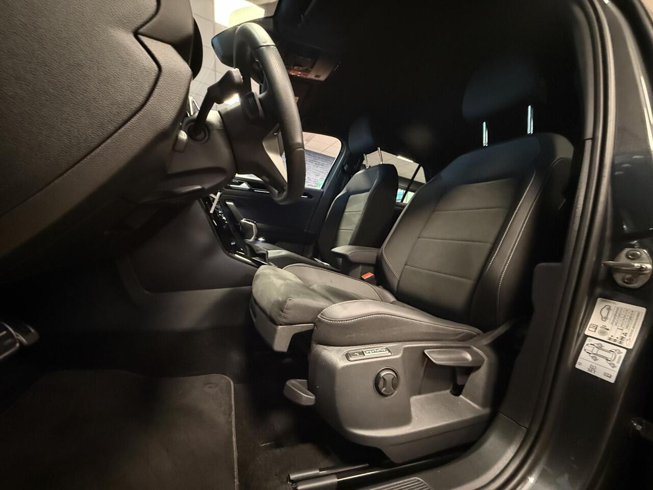 Volkswagen T-Roc 1.5 TSI R-Line First Edition |Navi|Carplay|Trekhaak|Stoelverwarming|LED Koplampen|DSG|All Season banden|