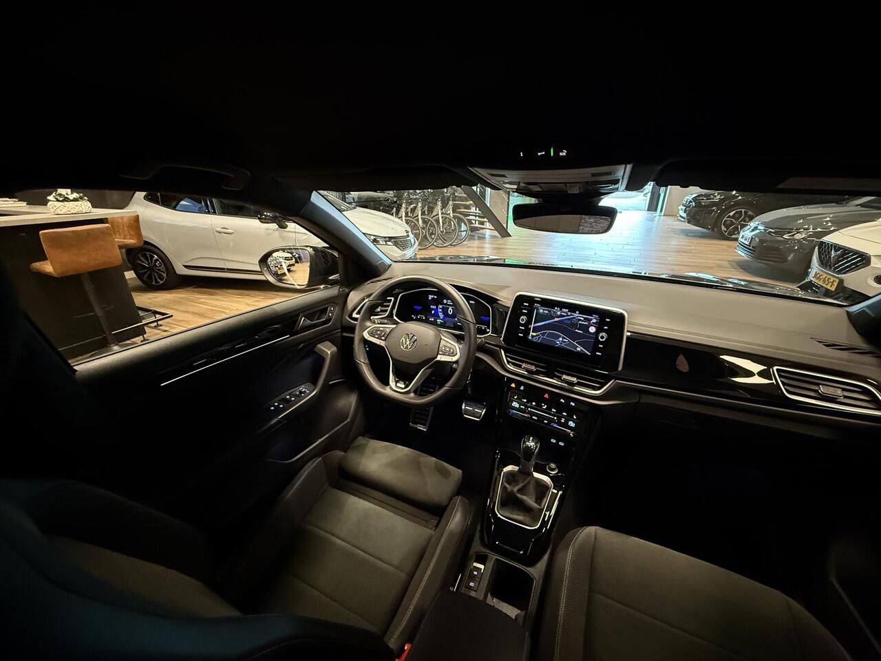 Volkswagen T-Roc 1.5 TSI R-Line First Edition |Navi|Carplay|Trekhaak|Stoelverwarming|LED Koplampen|DSG|All Season banden|