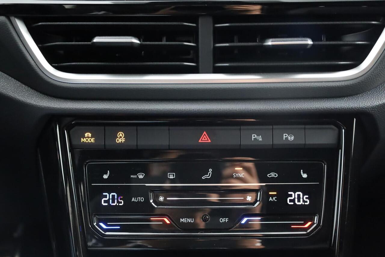 Volkswagen T-Roc 1.5 TSI R-Line afneembare trekhaak achteruitrijcamera two one zwart dak ergo stoel verlengbare zitting & kantelbaar & stoelverwarming privacy glas LED PLUS navigatie vrij geschakeld draadloos laden & carplay / android auto 4 seizoenen banden etc