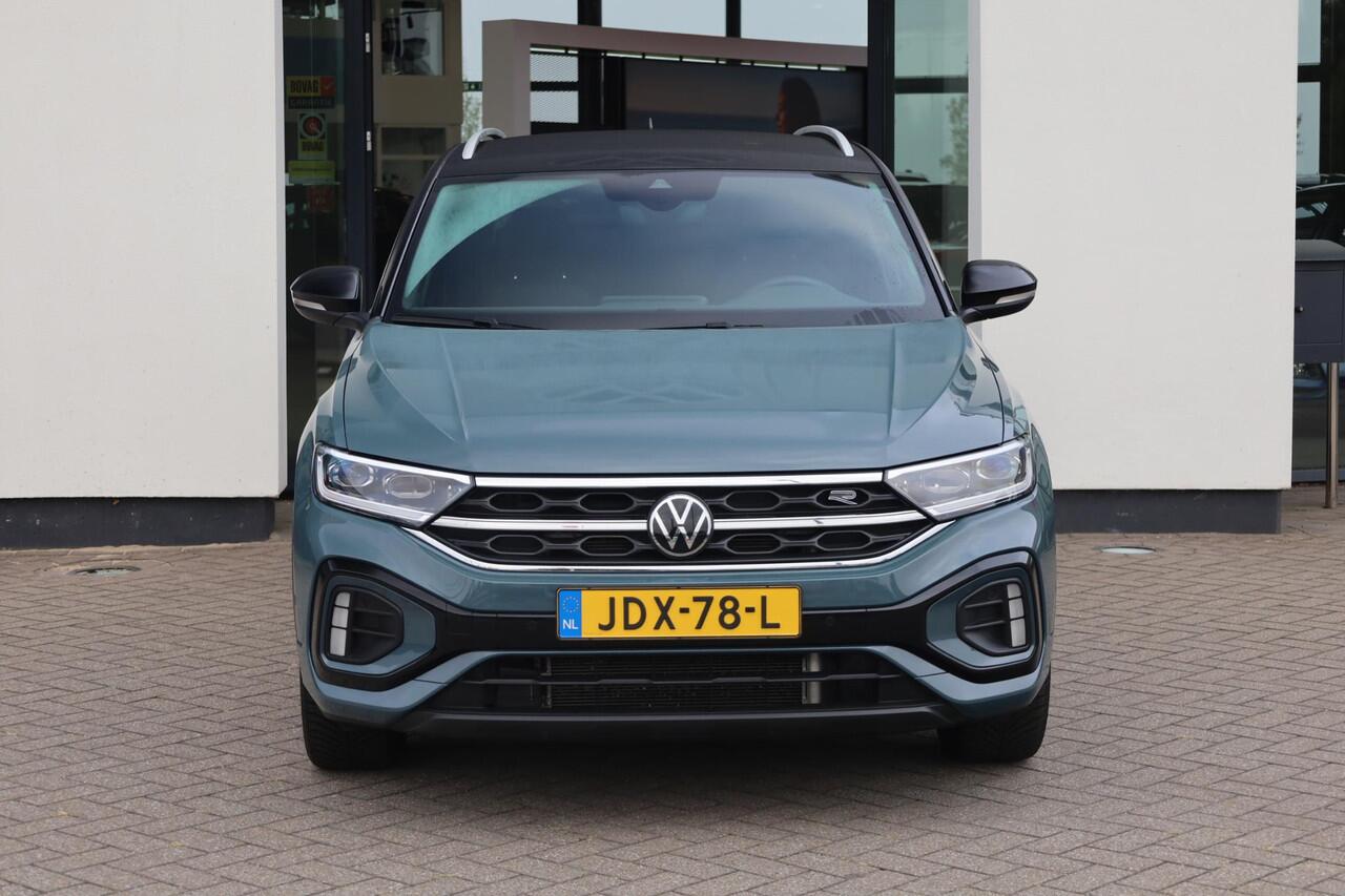 Volkswagen T-Roc 1.5 TSI R-Line afneembare trekhaak achteruitrijcamera two one zwart dak ergo stoel verlengbare zitting & kantelbaar & stoelverwarming privacy glas LED PLUS navigatie vrij geschakeld draadloos laden & carplay / android auto 4 seizoenen banden etc