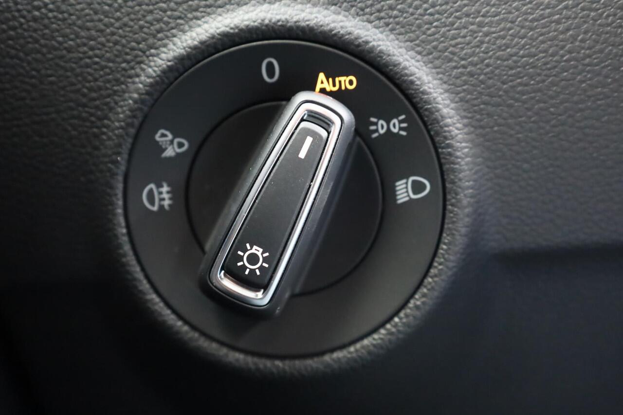 Volkswagen T-Roc 1.5 TSI R-Line afneembare trekhaak achteruitrijcamera two one zwart dak ergo stoel verlengbare zitting & kantelbaar & stoelverwarming privacy glas LED PLUS navigatie vrij geschakeld draadloos laden & carplay / android auto 4 seizoenen banden etc