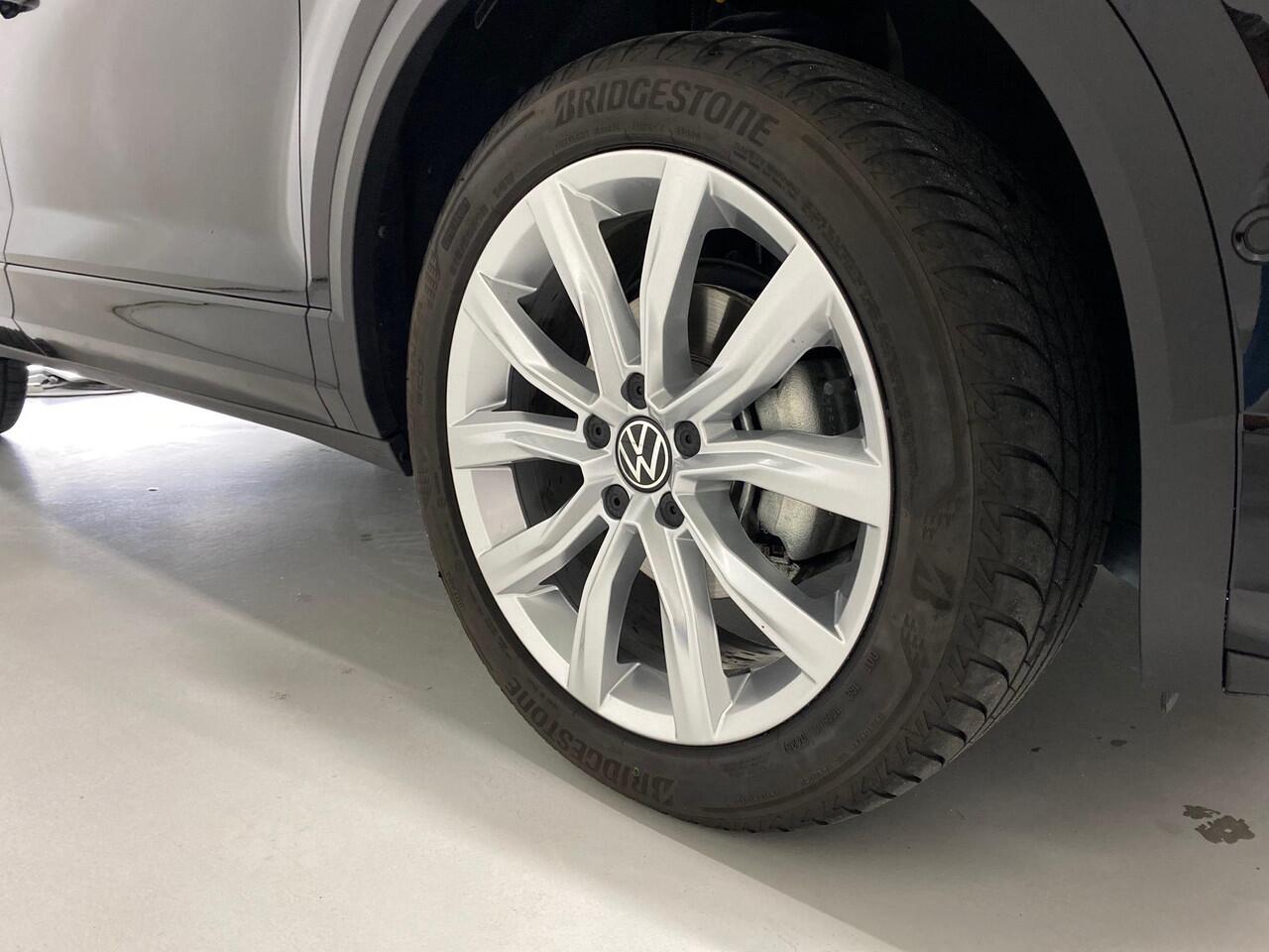 Volkswagen T-Roc 1.5 TSI R-Line Edition 2x R line Camera IQ-light/Matrix ACC Navigatie 17inch Virtual Cockpit Apple carplay