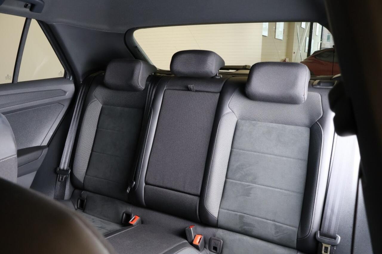 Volkswagen T-Roc 1.5 TSI 150pk DSG R-Line - Trekhaak - AllSeason banden - Stoelverwarming