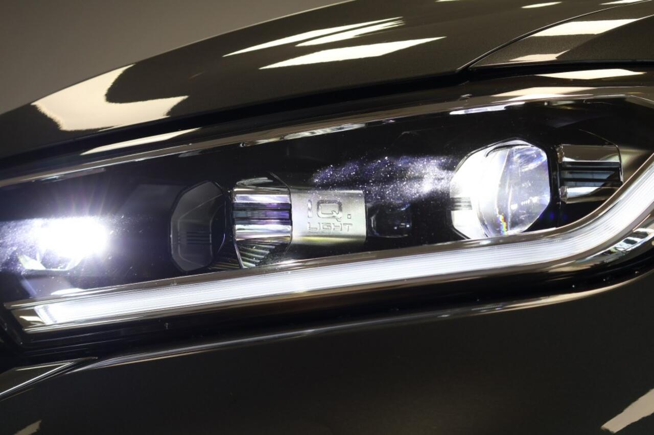 Volkswagen T-Roc 1.5 TSI 150pk DSG R-Line - Trekhaak - AllSeason banden - Stoelverwarming