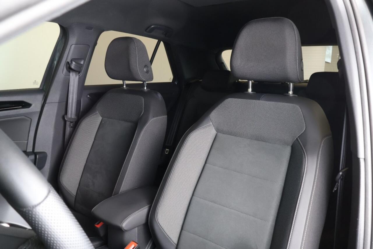 Volkswagen T-Roc 1.5 TSI 150pk DSG R-Line - Trekhaak - AllSeason banden - Stoelverwarming