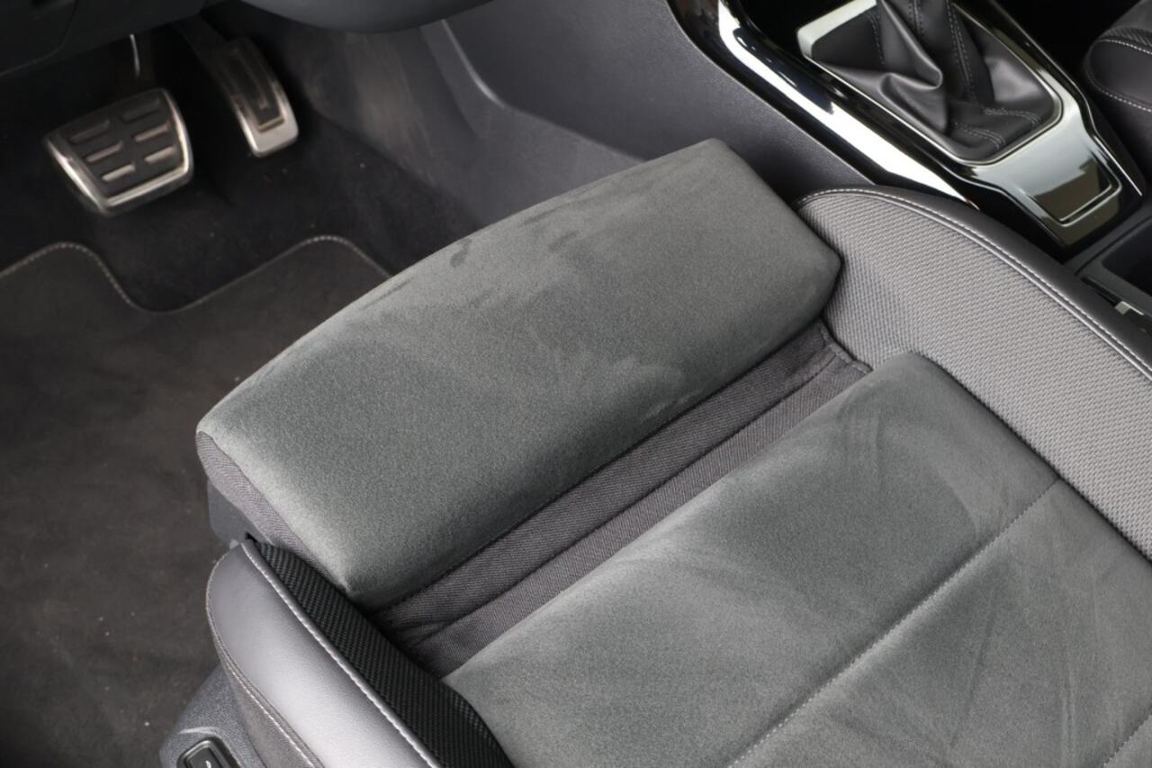 Volkswagen T-Roc 1.5 TSI 150pk DSG R-Line - Trekhaak - AllSeason banden - Stoelverwarming