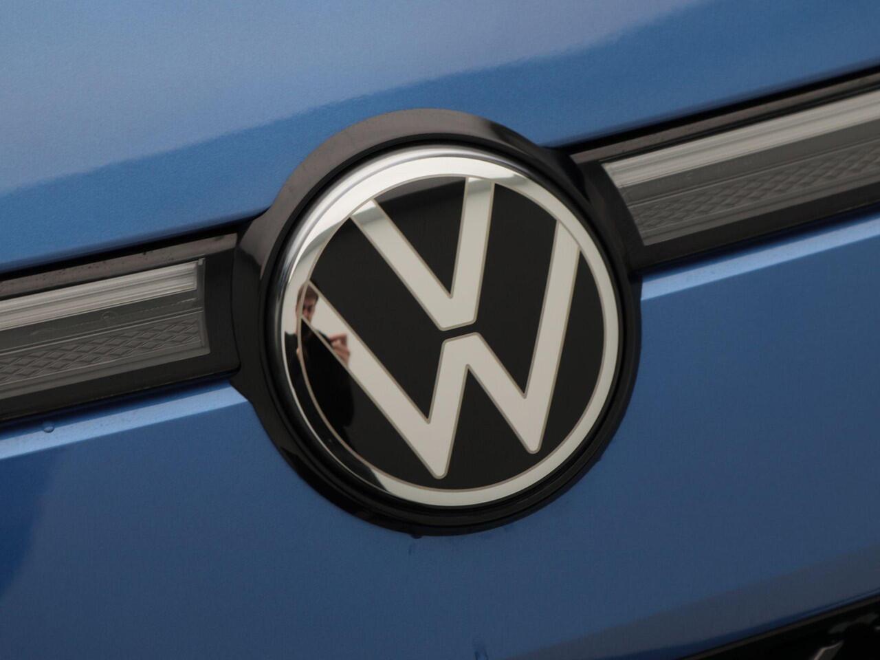 Volkswagen T-Roc R-Line First Edition 1.5 eTSI 150 PK | Head-Up Display | 360 Camera | LED Matrix | Elektrische Achterklep |