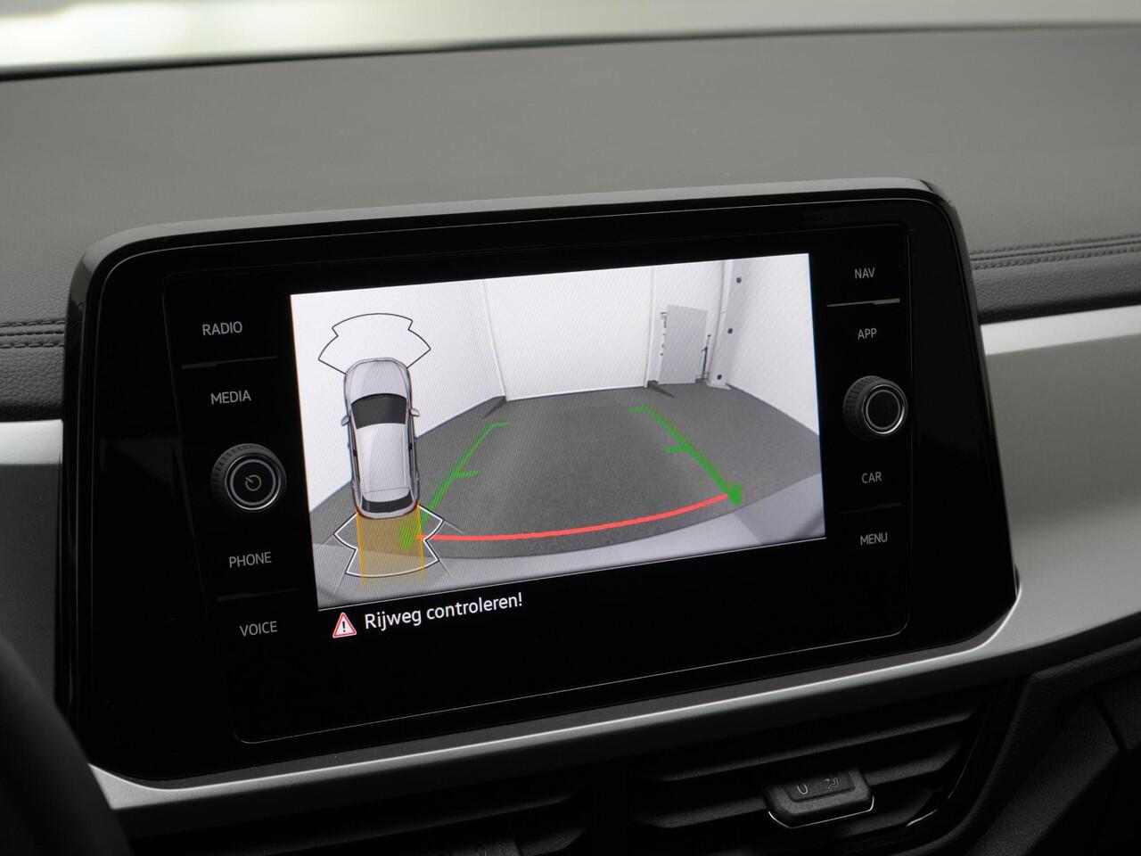 Volkswagen T-Roc 1.5 TSI 150 pk DSG R-Line | Achteruitrijcamera | Sportonderstel | Trekhaak | Adaptive Cruise | Park Assist | ErgoActive bestuurdersstoel