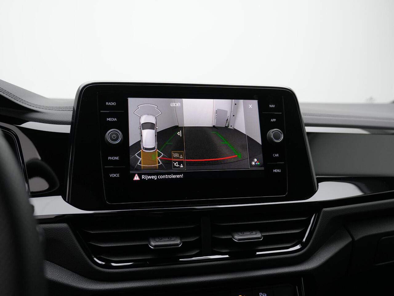 Volkswagen T-Roc 1.5 TSI 150 pk DSG R-Line Edition | Panoramadak | Trekhaak | IQ Light | Achteruitrijcamera | Navigatie