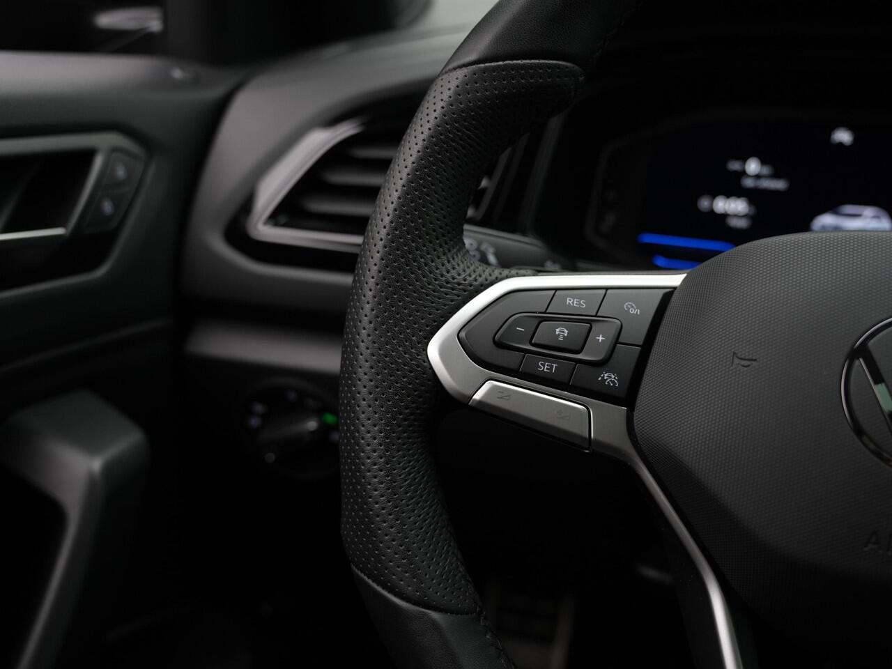 Volkswagen T-Roc 1.5 TSI 150 pk DSG R-Line Edition | Panoramadak | Trekhaak | IQ Light | Achteruitrijcamera | Navigatie