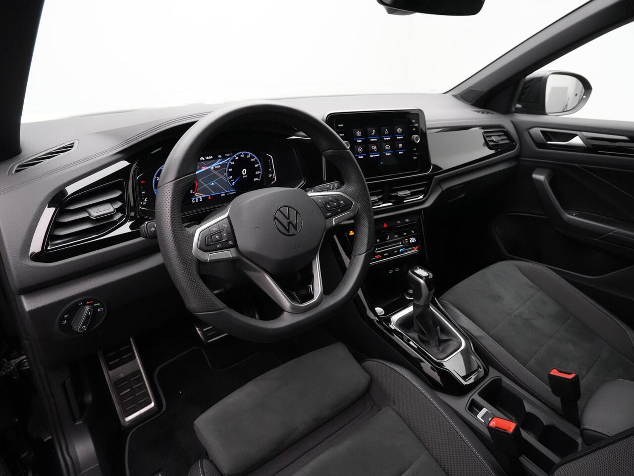 Volkswagen T-Roc 1.5 TSI 150 pk DSG R-Line Edition | Panoramadak | Trekhaak | IQ Light | Achteruitrijcamera | Navigatie