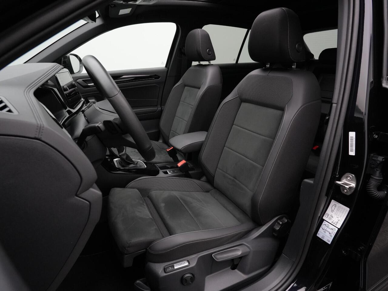 Volkswagen T-Roc 1.5 TSI 150 pk DSG R-Line Edition | Panoramadak | Trekhaak | IQ Light | Achteruitrijcamera | Navigatie