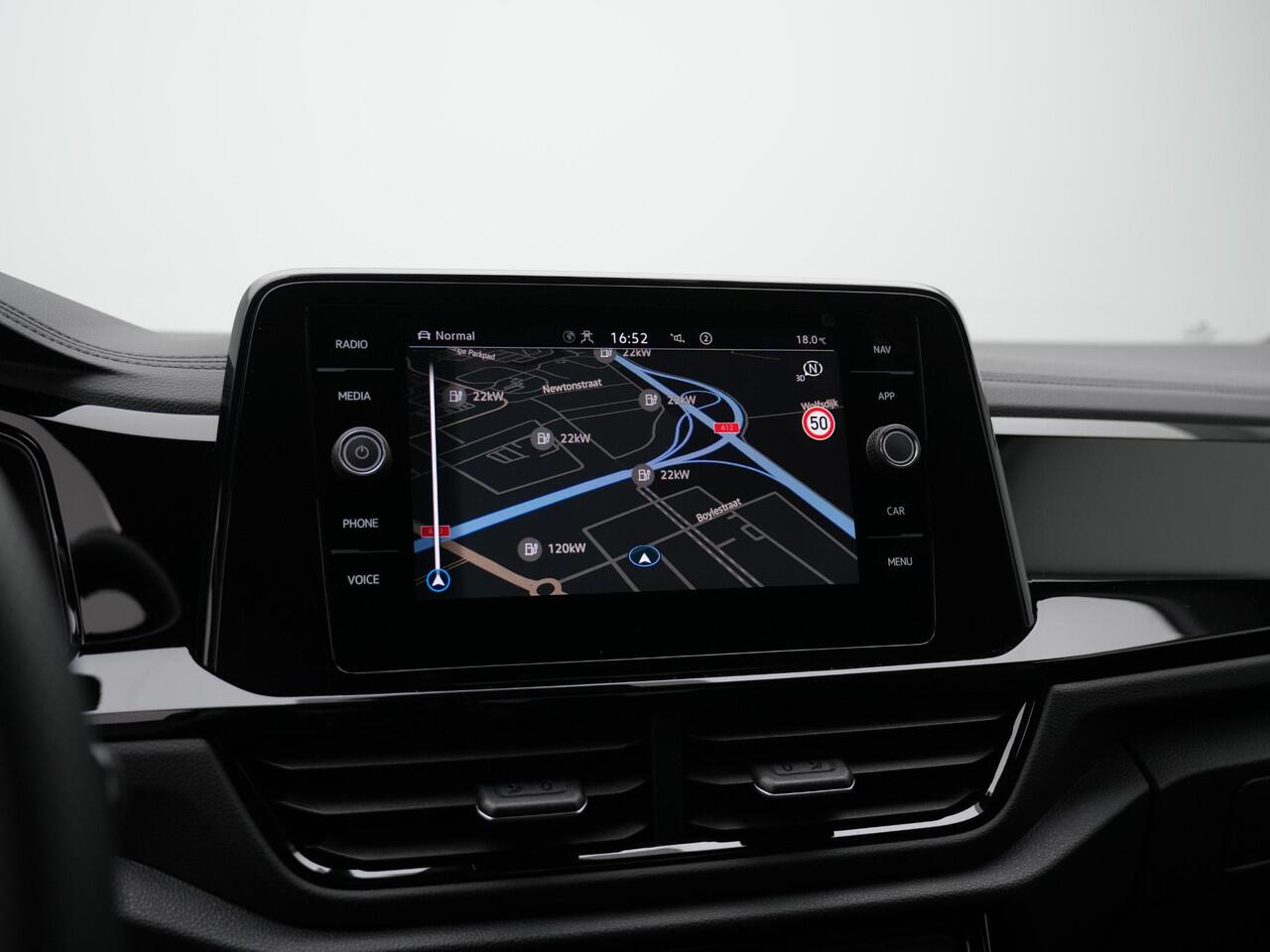 Volkswagen T-Roc 1.5 TSI 150 pk DSG R-Line Edition | Panoramadak | Trekhaak | IQ Light | Achteruitrijcamera | Navigatie