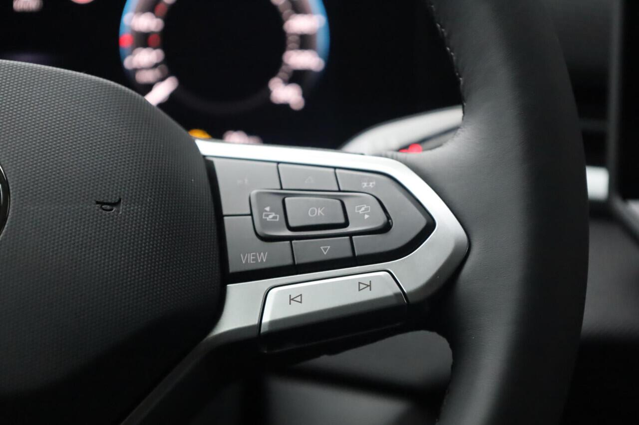 Volkswagen T-Roc 1.5 eTsi Life First Edition 115PK / 85kW DSG, DE NIEUWE T-ROC, Black pack Achteruitrijcamera, dodehoekdetectie (Side Assist), volledig digitaal instrumentenpaneel (Digital Cockpit), Apple Carplay & Android Auto, verwarmbare voorstoelen + stuurwiel, LED ko