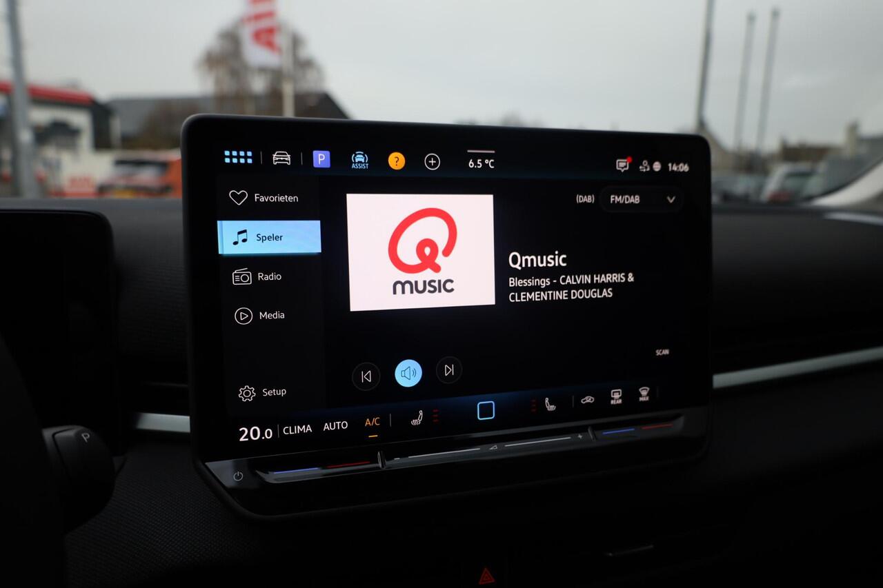 Volkswagen T-Roc 1.5 eTsi Life First Edition 115PK / 85kW DSG, DE NIEUWE T-ROC, Black pack Achteruitrijcamera, dodehoekdetectie (Side Assist), volledig digitaal instrumentenpaneel (Digital Cockpit), Apple Carplay & Android Auto, verwarmbare voorstoelen + stuurwiel, LED ko