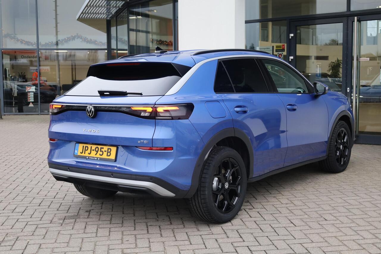Volkswagen T-Roc 1.5 eTsi Life First Edition 115PK / 85kW DSG, DE NIEUWE T-ROC, Black pack Achteruitrijcamera, dodehoekdetectie (Side Assist), volledig digitaal instrumentenpaneel (Digital Cockpit), Apple Carplay & Android Auto, verwarmbare voorstoelen + stuurwiel, LED ko