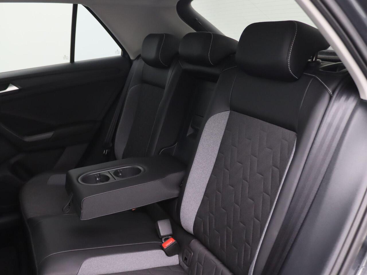 Volkswagen T-Roc 1.0 TSI Edition 115PK Navi, Adaptieve Cruise Controle, Side Assist, PDC voor en achter, Stoelverwarming, 17" LM Velgen