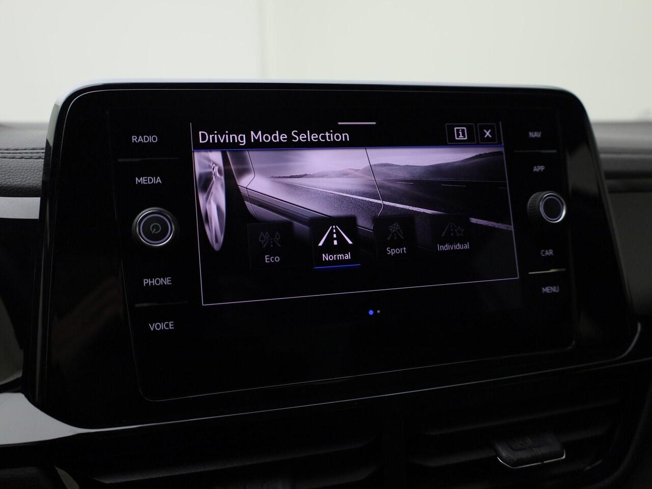 Volkswagen T-Roc 1.5TSI/150PK R-Line Black Style DSG · Panoramadak · Navigatie · Camera + Parkeersensoren · Stoelverwarming · Garantie t/m 28-01-2027