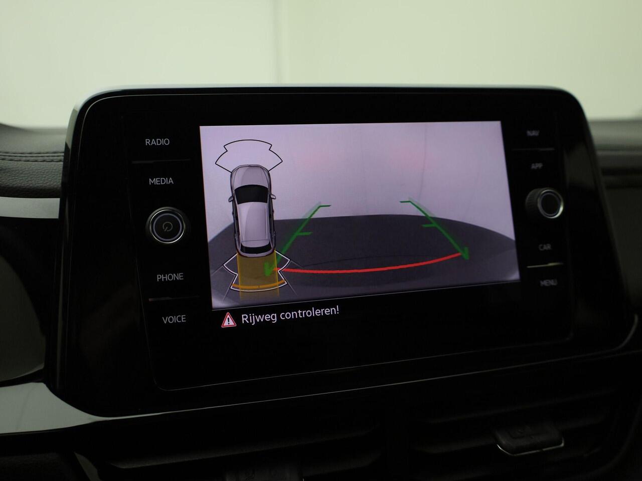 Volkswagen T-Roc 1.5TSI/150PK R-Line Black Style DSG · Panoramadak · Navigatie · Camera + Parkeersensoren · Stoelverwarming · Garantie t/m 28-01-2027