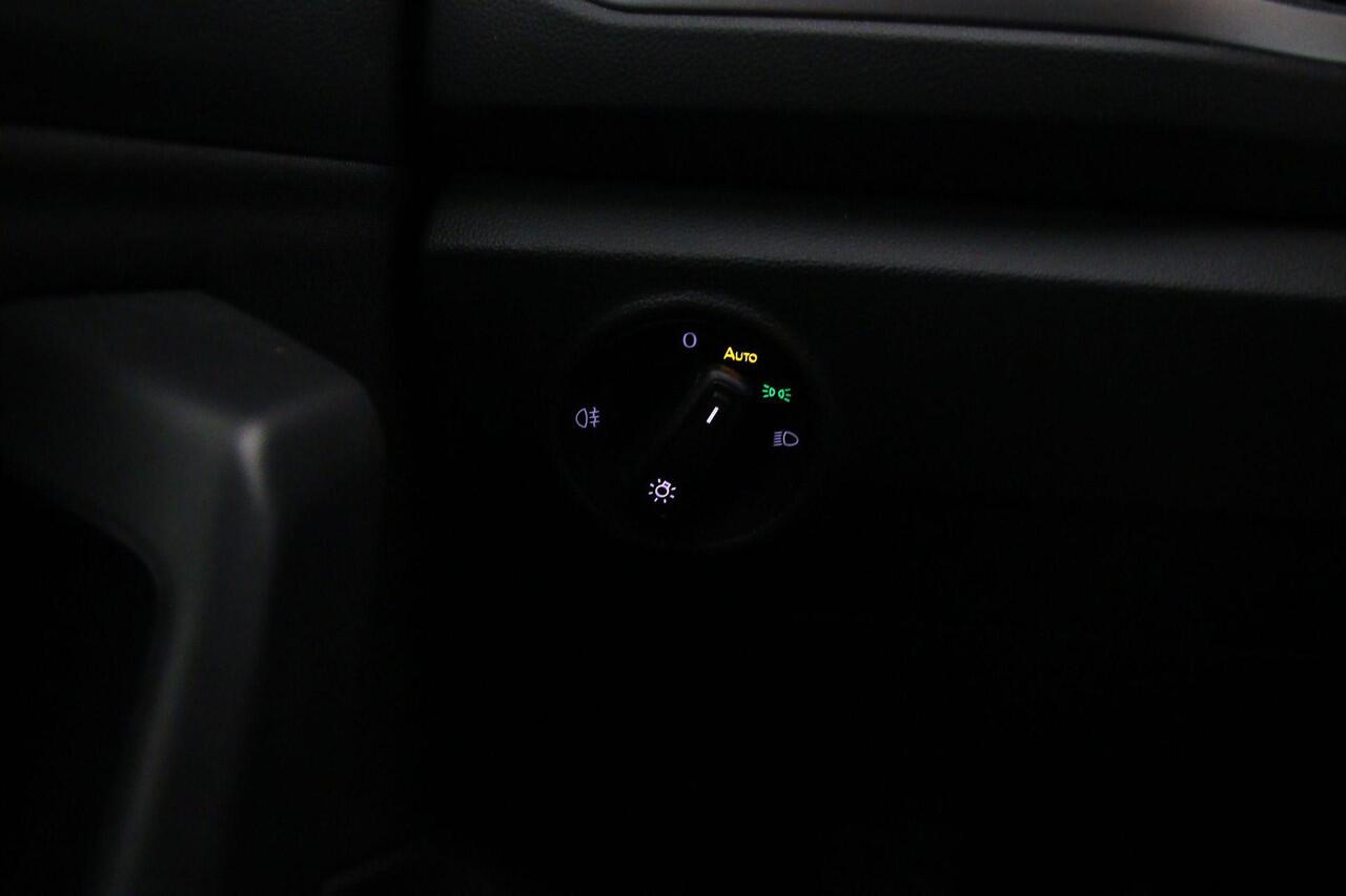 Volkswagen T-Roc Life Edition 1.0 TSI 115pk Adaptive cruise control, Achteruitrijcamera, App connect, LED koplampen, Navigatie, Parkeersensoren, Keyless entry, DAB, Radio, Airco