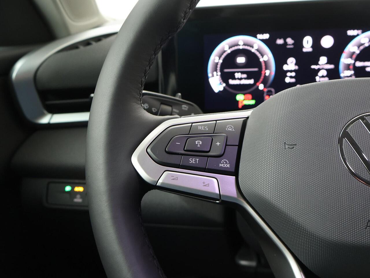 Volkswagen T-Roc 1.5 eTsi 116pk DSG Life First Edition | 18" Black Huntsville velgen | Stoel- & stuurwielverwarming |