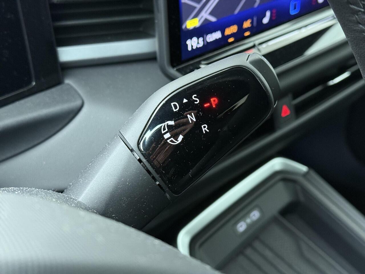 Volkswagen T-Roc 1.5 eTsi 150pk DSG R-Line First Edition | Elektr. achterklep | Black Style | LED Matrix | Navigatie | Area View | Head-up display |