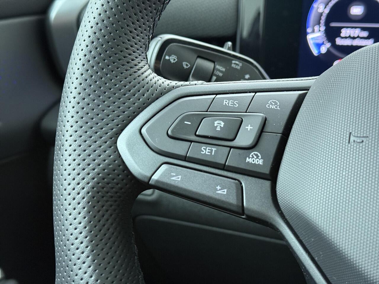 Volkswagen T-Roc 1.5 eTsi 150pk DSG R-Line First Edition | Elektr. achterklep | Black Style | LED Matrix | Navigatie | Area View | Head-up display |