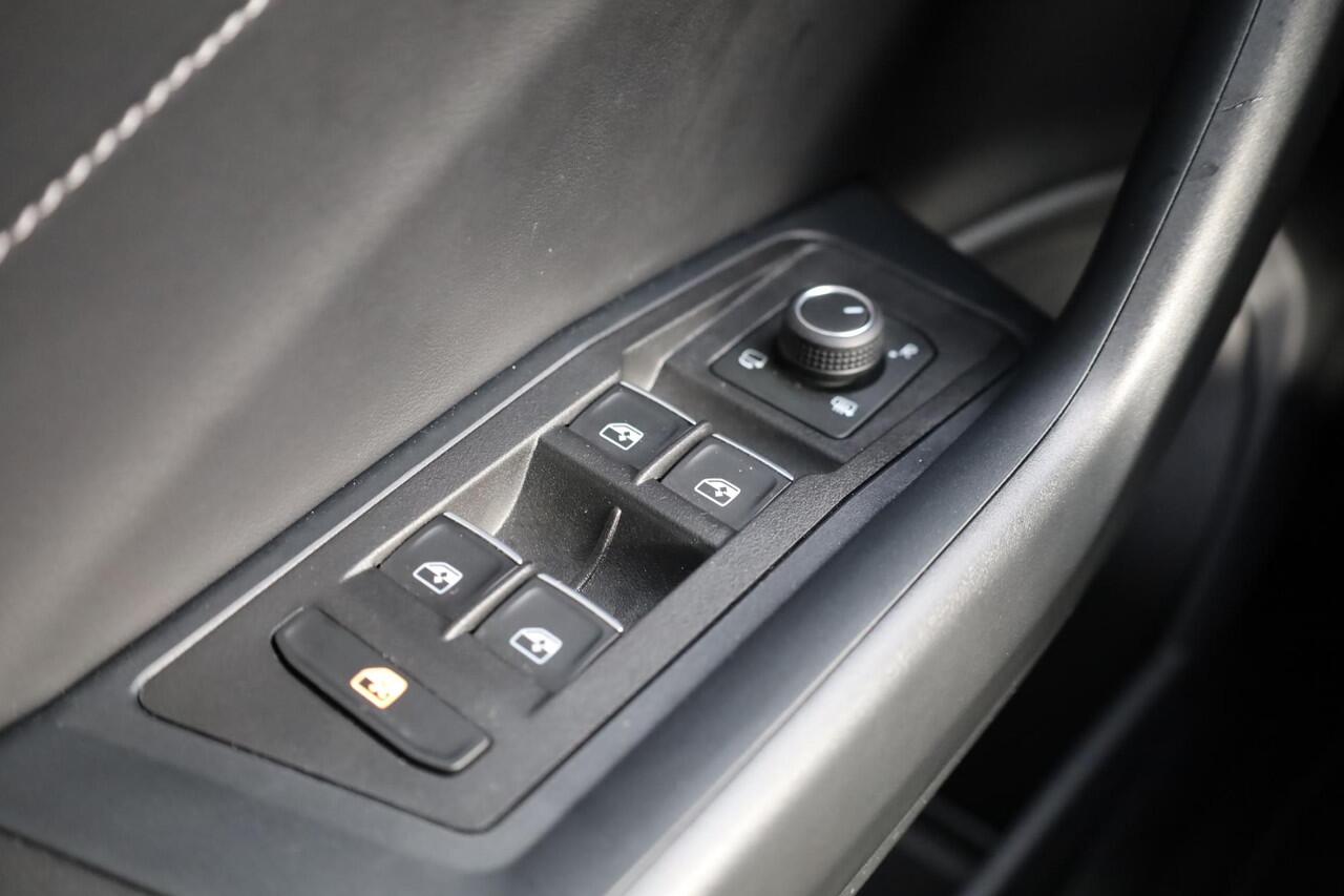 Volkswagen T-Roc 1.5 TSI R-Line PL ¤604 p/m* 150PK / 110kW ergo stoel achteruitrijcamera privacy glas trekhaak stoelverwarming r line in en exterieur navigatie geactiveerd pdc voor en achter led plus draadloos carplay climatronic spraakbediening