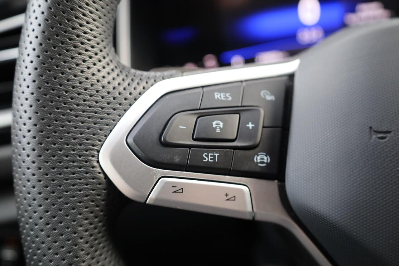 Volkswagen T-Roc 1.5 TSI R-Line PL ¤604 p/m* 150PK / 110kW ergo stoel achteruitrijcamera privacy glas trekhaak stoelverwarming r line in en exterieur navigatie geactiveerd pdc voor en achter led plus draadloos carplay climatronic spraakbediening