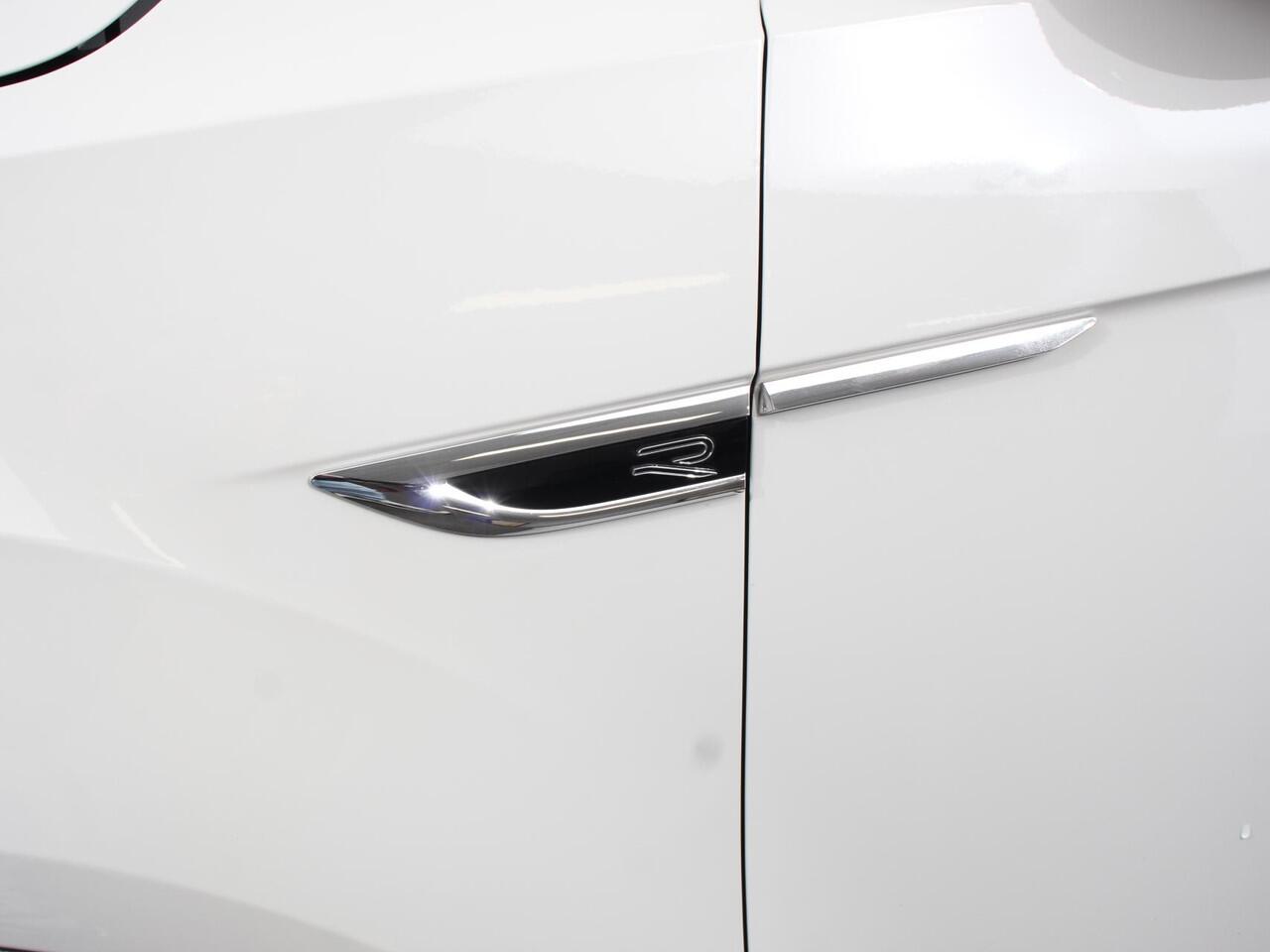 Volkswagen T-Roc 1.5 TSI R-Line+Blackpack Climate control | Adaptieve cruise control | Panoramadak | LED | Navigatie | Achteruitrijcamera | Parkeersensoren | Apple Carplay/ Android Auto | Radio